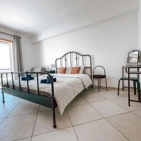 Peniche Master Bedroom With Sea View Balcony, Private Bathroom, Shared Kitchen, Swimming Pool, Surfing Rum i privatbostad Atouguia Da Baleia