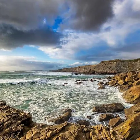 Peniche Master Bedroom With Sea View Balcony, Private Bathroom, Shared Kitchen, Swimming Pool, Surfing Rum i privatbostad *