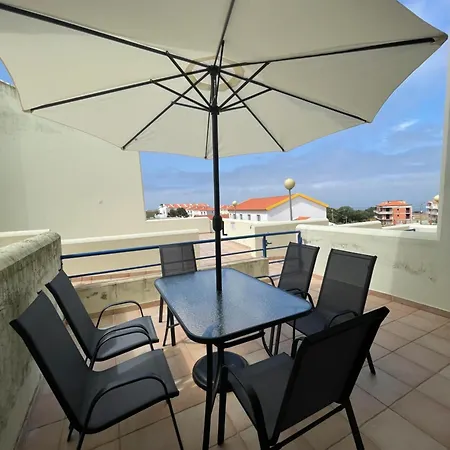 Homestay Peniche Master Bedroom With Sea View Balcony, Private Bathroom, Shared Kitchen, Swimming Pool, Surfing *